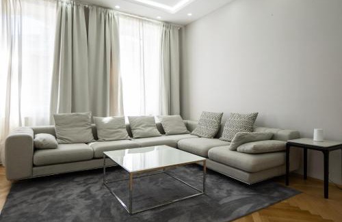 Wahring Apartment | Charming 2-Room Apartment with Balcony, 15 Min to Center