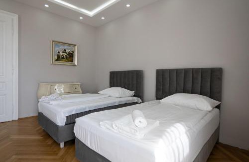 Wahring Apartment | Charming 2-Room Apartment with Balcony, 15 Min to Center