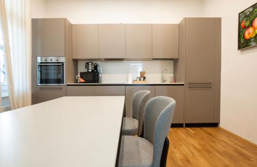 Wahring Apartment | Charming 2-Room Apartment with Balcony, 15 Min to Center