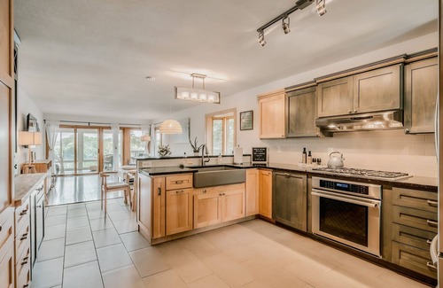 Plymouth Cottage | Charming 2B/1BA with Medicine Lake views, lake access, Coffee Bar & fast WiFi