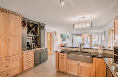 Plymouth Cottage | Charming 2B/1BA with Medicine Lake views, lake access, Coffee Bar & fast WiFi
