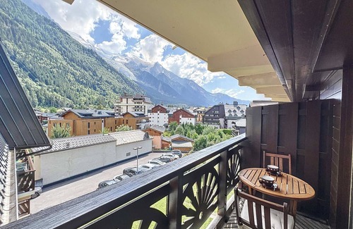 Chamonix City Centre Apartment | Charming 2BR Apartment in Chamonix Center with Mont-Blanc View, Parking, WiFi, Near Ski Lifts