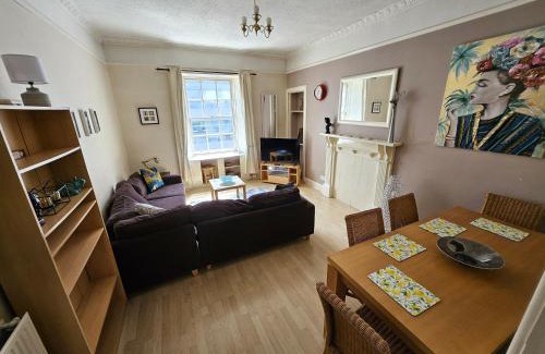 Tollcross Apartment | Charming 2BD Flat 10 Minutes to Edinburgh Castle