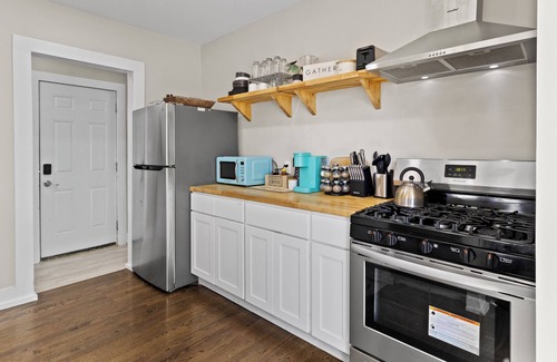 Milwaukee Apartment | Charming 2BD W/Parking 15 Mins from Downtown