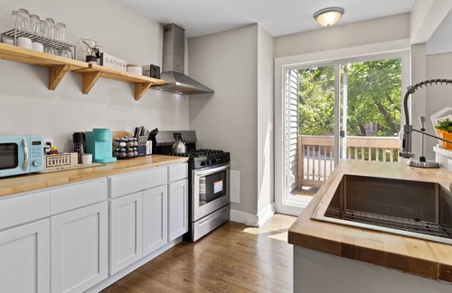 Milwaukee Apartment | Charming 2BD W/Parking 15 Mins from Downtown