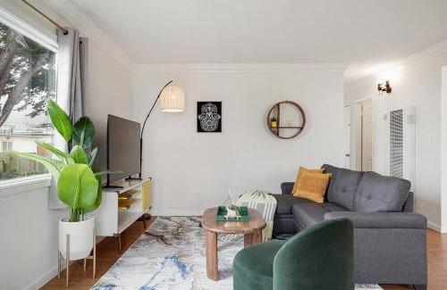 Pacifica Apartment | Charming 2Beds with Mountain & Ocean Views
