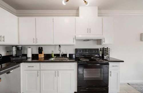 Pacifica Apartment | Charming 2Beds with Mountain & Ocean Views