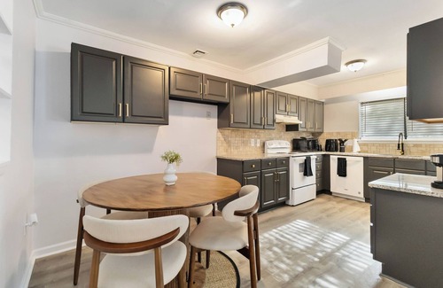 Charlotte Condo | Charming 2BR/1.5BA Condo Near NoDa & Uptown Free Parking + Full Kitchen