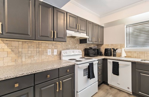 Charlotte Condo | Charming 2BR/1.5BA Condo Near NoDa & Uptown Free Parking + Full Kitchen