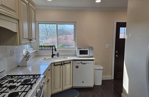 Red Bank House | Charming 2BR/2BA Home/Unit in Walkable Neighborhood, 10 Mins from Downtown Chatt