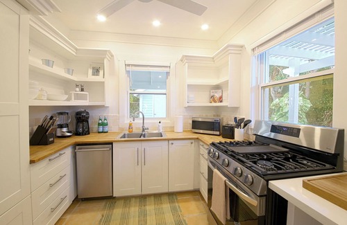 Governor's Harbour Villa | Charming 2BR Island Cottage w/Pool & Generator, great Wifi & Central Location!