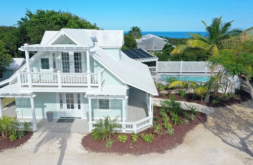 Governor's Harbour Villa | Charming 2BR Island Cottage w/Pool & Generator, great Wifi & Central Location!