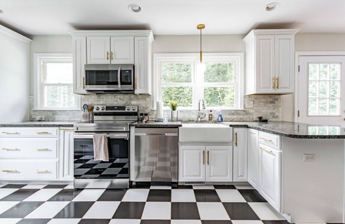 Raleigh House | Charming 2BR Cabin in Raleigh - starts at 3.5k/month