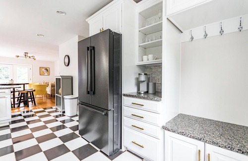 Raleigh House | Charming 2BR Cabin in Raleigh - starts at 3.5k/month