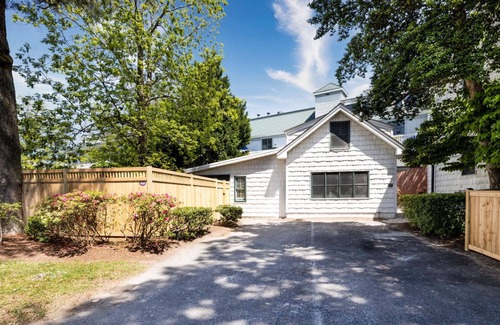 South Rehoboth Apartment | Charming 2BR Cottage | Porch & Full Kitchen