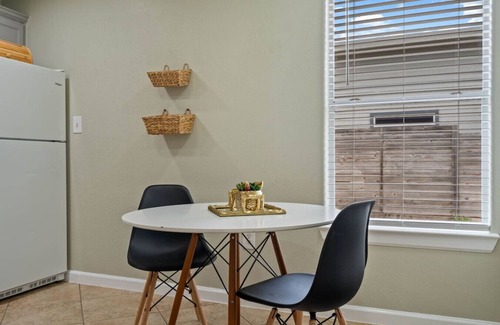 St. Johns House | Charming 2BR Getaway | Near Downtown & Mueller