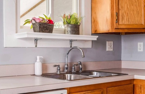 New Albany House | Charming 2BR *Hot Tub* Getaway