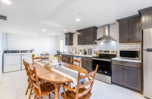 Sandy Apartment | Charming 2br With Hot Tub