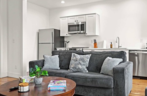 Shelby Park Apartment | Charming 2nd-Floor Flat: 3BR, 2BA, Free Parking