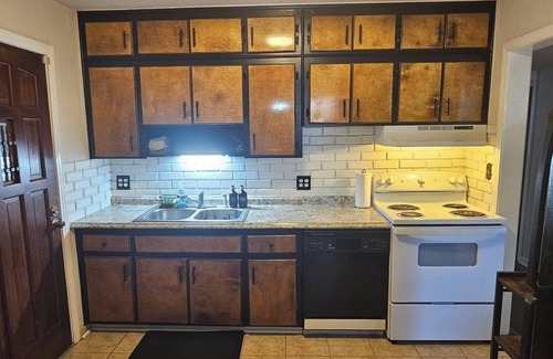 Jacksonville House | Charming 3/1 home in Jacksonville, 8 min to Stadium with Large Screen Porch