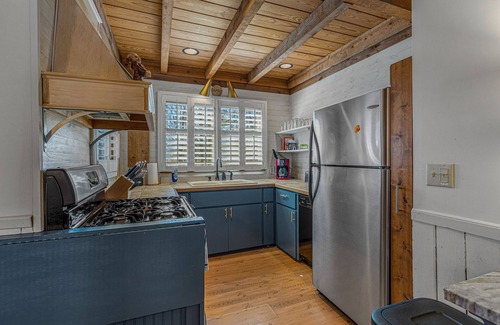 Mirror Lake House | Charming 3/2.5 Cottage in Mirror Lake Near Downtown!