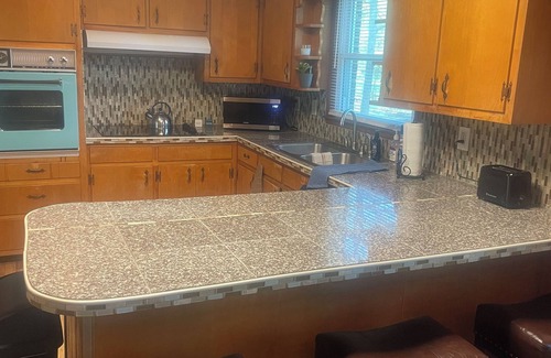 Decatur House | Charming 3-bdr home with WiFi, AC & Smart TV’s in quiet, safe area in Decatur.