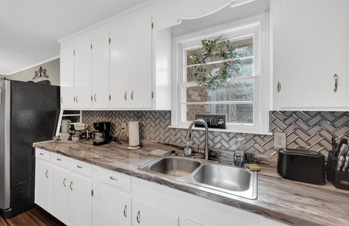 Warner Robins House | Charming 3 bdrm w/GAME ROOM & King Sized Bed and TV in Every Room
