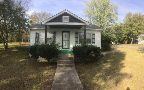 Goodlettsville House | Charming 3-Bed, 1,5 Bath Home - Entire Space Just for You!