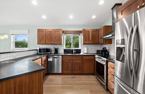 Marineland Acres House | Charming 3-Bed 2.5-Bath Secluded Oasis Just 1 Block from the Beach + Open-Air & Screened Deck