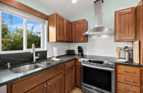 Marineland Acres House | Charming 3-Bed 2.5-Bath Secluded Oasis Just 1 Block from the Beach + Open-Air & Screened Deck