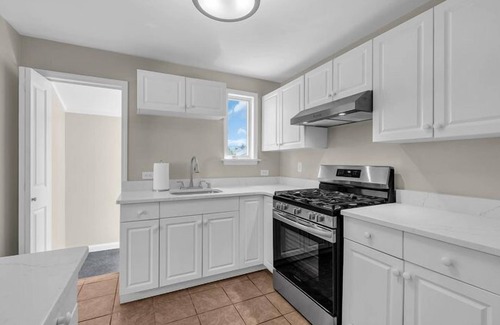 Wall House | Charming 3 BED, 2 BATH shorehouse only 8 houses to beach , boardwalk & eateries!