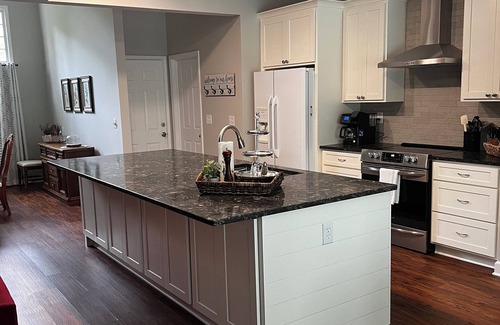 Mableton House | Charming 3-bed, 2-bath house in Mableton with Wi-Fi, seasonal pool, firepit