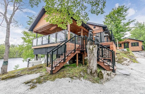 Georgian Bay Cottage | Charming 3 bed, 3 bath log cabin on Six Mile Lake. Stunning Muskoka room!