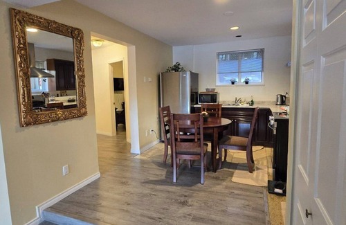 District of North Vancouver Apartment | Charming 3-bedroom apartment in North Vancouver