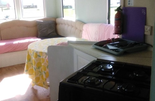 Camber House | Charming 3-bed Caravan in Camber Food Rest