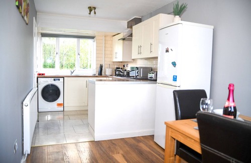 Willenhall House | Charming 3-Bed Home in Midlands, Ideal for Contractors, Families, and Friends!"