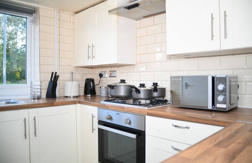 Willenhall House | Charming 3-Bed Home in Midlands, Ideal for Contractors, Families, and Friends!"