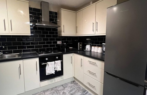 Chafford Hundred House | Charming 3-Bed House - Sleeps 6, Parking & Garden