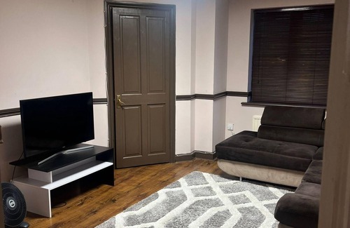 Chafford Hundred House | Charming 3-Bed House - Sleeps 6, Parking & Garden