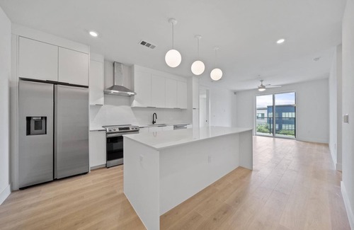 Mueller Condo | Charming 3-bed luxury condo with lake and city view, gym, pool in downtown area
