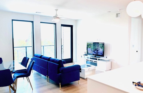 Mueller Condo | Charming 3-bed luxury condo with lake and city view, gym, pool in downtown area