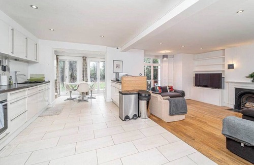 Junction Apartment | Charming 3-Bedroom Flat in London