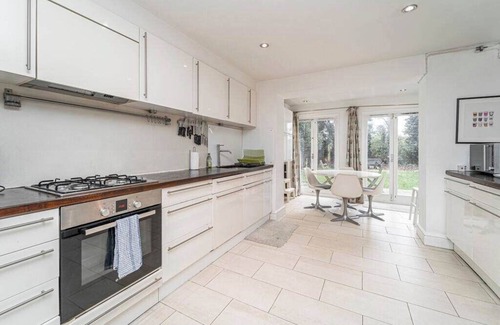 Junction Apartment | Charming 3-Bedroom Flat in London