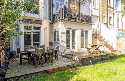 Junction Apartment | Charming 3-Bedroom Flat in London