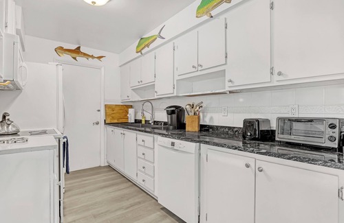 Lake Clarke Shores House | Charming 3-bedroom poolhome with hot-tub close to PBI & Downtown West Palm Beach