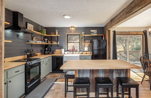 Hendersonville House | Charming 3-bedroom Mountain Escape in Hendersonville
