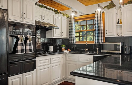 Cedar Glen House | Charming 3-Bedroom Cabin in Enchanting Lake Arrowhead-Lake Rights & Cozy Fit Pit
