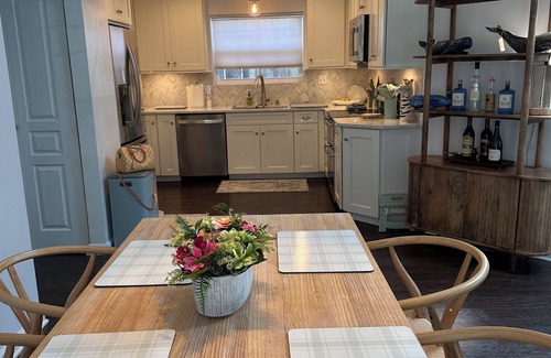 Mount Pleasant Cottage | Charming 3-bedroom cottage with WiFi, AC in Mount Pleasant