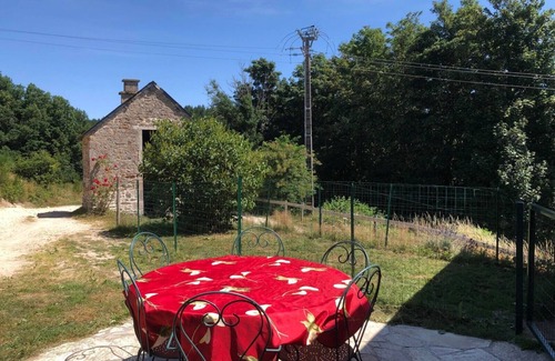 Saint-Setiers House | Charming 3-bedroom stone farm house in lovely Saint-Setiers with WiFi