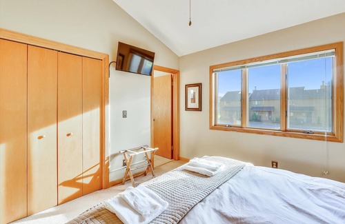 Davis Condo | Charming 3 bedroom mountain condo. Discover Honey Hollow!